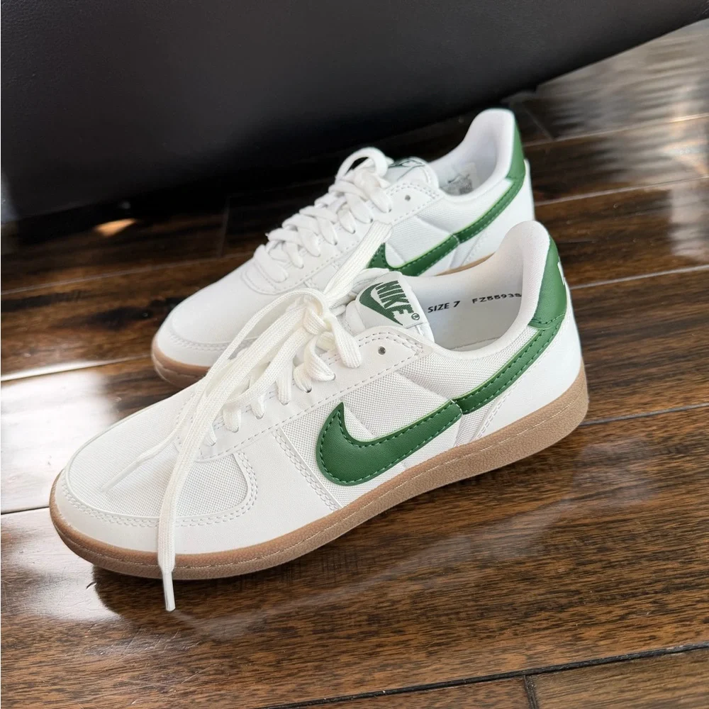 NWOT Nike Sneaker - Picture 1 of 10